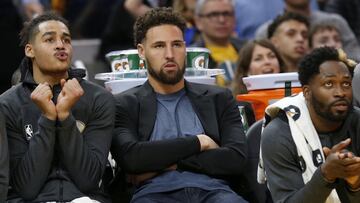 Klay Thompson, escolta de Golden State Warriors, en el banquillo durante el partido contra Miami Heat.