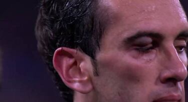 Suárez elbows Godín, leaves him with black eye