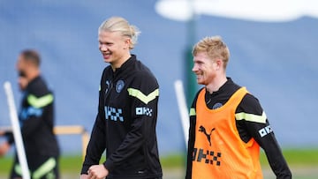 MANCHESTER, ENGLAND - SEPTEMBER 29: Manchester City's Erling Haaland and Kevin De Bruyne in action during training at Manchester City Football Academy on September 29, 2022 in Manchester, England. (Photo by Matt McNulty - Manchester City/Manchester City FC via Getty Images)