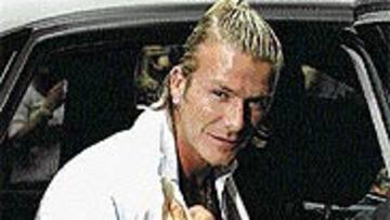 <b>BECKS-ELVIS Y SU ASTON MARTIN.</B> Morton dice que Beckham es más famoso que Elvis. En la foto, el Spice Boy adopta una pose de rockero, pero su coche (o el de su mujer, Victoria, abajo) trasluce más estilo, el estilo Bond del Aston Martin.