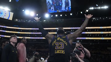 LeBron James, alero de Los Angeles Lakers, hace su ritual con la tiza antes del partido contra Utah Jazz.