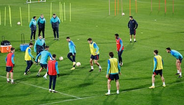 Varios jugadores en un rondo durante el entrenamiento.