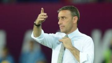 Portuguese headcoach Paulo Bento gestures to his players during the Euro 2012 football championships match Portugal vs. Netherlands on June 17, 2012 at the Metalist stadium in Kharkiv.
AFP PHOTO / PATRICK HERTZOG