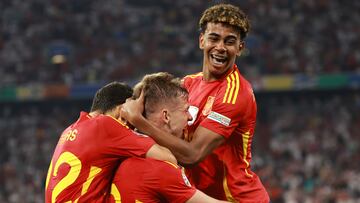 Munich (Germany), 09/07/2024.- Daniel Olmo (C) of Spain celebrates with teammate Lamine Yamal (R) after scoring the 2-1 goal during UEFA EURO 2024 semi-finals soccer match between Spain and France in Munich, Germany, 09 July 2024. (Francia, Alemania, España) EFE/EPA/CLEMENS BILAN
