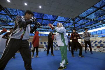 Hay países donde es más difícil ser mujer. Y más ser mujer-deportista. Como Pakistán. Pero Shahnaz Kamal Khan es uno de los ejemplos de que cada vez se gana más terreno. Incluso sobre un ring. Ella ejerce como entrenadora de boxeo y en sus clases también hay niñas. Inspiración antes del Día de la Mujer.