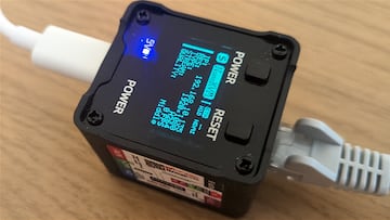 Un experto en seguridad encuentra un micro oculto en un dispositivo chino y emergen todas las dudas posibles