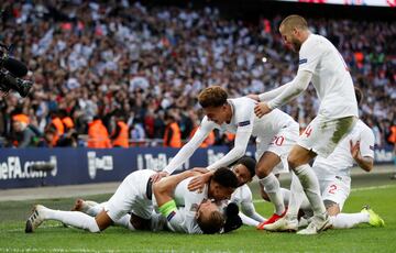 Los jugadores ingleses celebran el 2-1 a Croacia. 