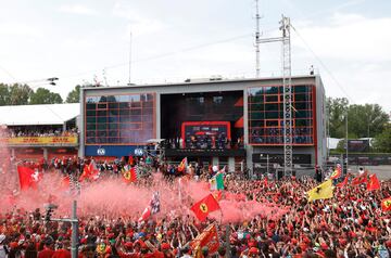Tifossi ferraristas tiñeron de color rojo la celebración en el podio.