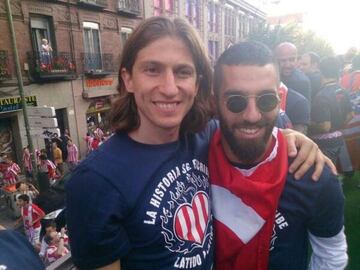 Arda Turan y Filipe Luis.