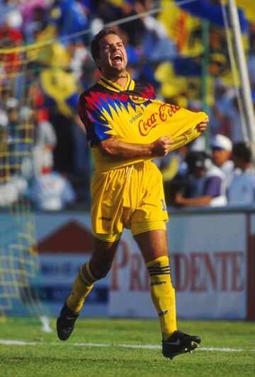 Tras surgir en la cantera de Pumas el exdelantero tuvo un rendimiento con Atlético de Madrid y Real Sociedad. Para 1994 se convirtió en refuerzo del América.