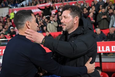 Saludo de Michel y Diego Simeone, entrenadores del Girona y Atlético de Madrid respectivamente.