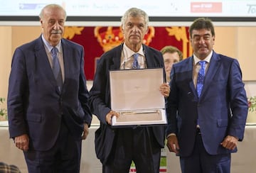 Vicente del Bosque, Ángel María Villar y Ángel Medranda, en la presentación del 'V Torneo Vicente del Bosque'.