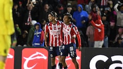 Agónico triunfo y liderato para Chivas
