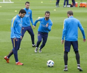 Una aficionada del Real Madrid en el entrenamiento del Barça