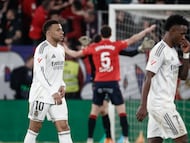 PAMPLONA, 21/02/2026.- El francés Kylian Mbappé (i) al finalizar el partido de la jornada 25 de LaLiga que disputaron CA Osasuna y Real Madrid, este sábado en el estadio de El Sadar, en Pamplona. EFE/ Jesús Diges