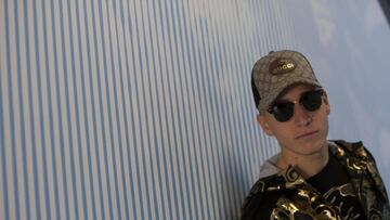 Emre Mor posa para AS en las instalaciones deportivas del Celta.