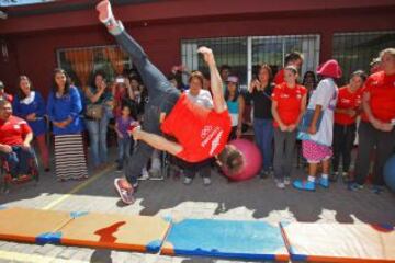 Los niños del Colegio "Con todo el Corazón" recibieron a la ministra y diversos deportistas.