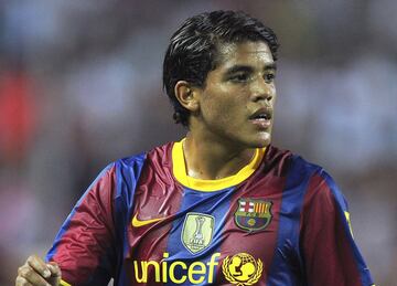 Así como su hermano, Jonathan Dos Santos se formó en el Barcelona y debutó en el primer equipo con 19 años y ahí permaneció hasta 2014, cuando emigró al Villarreal, club donde se ha afianzado en Primera División hasta llegar a ser indiscutible en la Selección Mexicana.