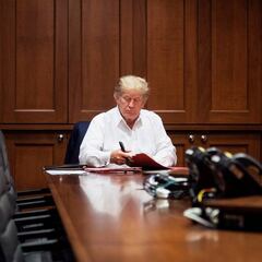 La Casa Blanca publica fotos de Trump trabajando desde el hospital: firmó un folio en blanco