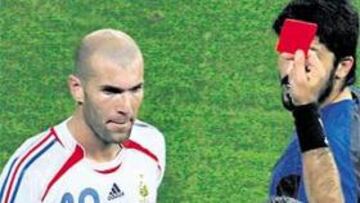 <b>CAZADO. </b>Según la FIFA, Medina vio "con sus propios ojos" la agresión de Zizou por la que fue expulsado.