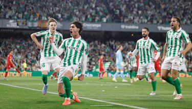 1-1. Johnny Cardoso celebra el tanto que iguala la contienda.