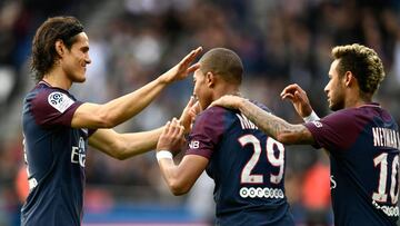 (From L) Paris Saint-Germain&#039;s Uruguayan forward Edinson Cavani, Paris Saint-Germain&#039;s French forward Kylian Mbappe and Paris Saint-Germain&#039;s Brazilian forward Neymar celebrates after Mbappe scored his team&#039;s 6th goal during the French L1 football match Paris Saint-Germain (PSG) vs Bordeaux (FCGB) on September 30, 2017 at the Parc des Princes stadium in Paris. / AFP PHOTO / CHRISTOPHE SIMON