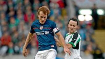 <b>GOLEADOR. </b>Yeste protege el balón ante el acoso de Pinillos en El Sardinero.