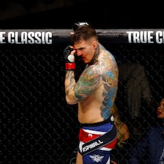 Jones se ríe de Aspinall con un caballo con un parche en el ojo