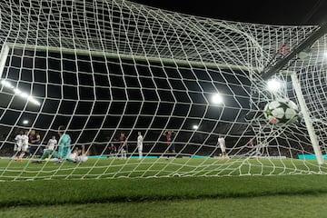 2-0. Pedri dispara y el balón rebota en la cabeza de un defensor. Raphina, atento al rechace, marca con la pierna izquierda en el minuto 33 de partido.