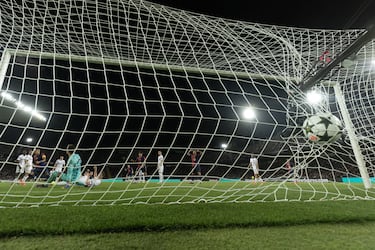 2-0. Pedri dispara y el balón rebota en la cabeza de un defensor. Raphina, atento al rechace, marca con la pierna izquierda en el minuto 33 de partido.
