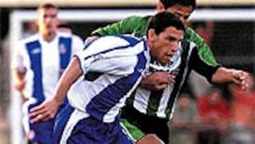 <b>COMIENZA A CARBURAR</B>. El Espanyol arrolló anoche al Peralada, de Tercera.
