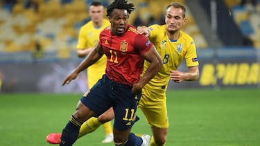 Spain's Adama Traore and Ukraine's midfielder Yevhen Makarenko vie for the ball during the UEFA Nations League football match between Ukraine and Spain at the Olympiyskiy stadium in Kiev on October 13, 2020. (Photo by Sergei SUPINSKY / AFP)