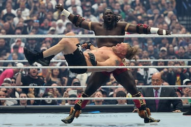 Oba Femi y Brock Lesnar se enfrentan durante su combate en WrestleMania 42, celebrado en el Allegiant Stadium de Las Vegas.