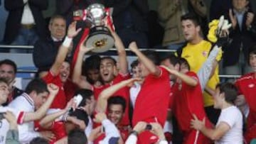El Sevilla alza la Copa de Campeones.