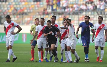 Jugadores de Perú reclaman un gol de Colombia al árbitro este domingo en el estadio Monumental U de Lima (Perú). Perú y Colombia se preparan para competir en la Copa América Brasil 2019 a partir del 14 de junio. 