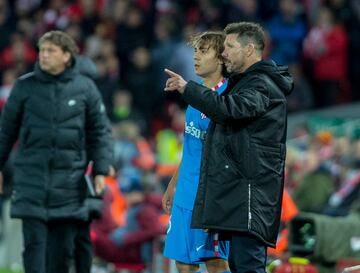 Simeone da instrucciones a Javi Serrano en Anfield.