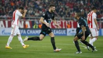 Triplete de Giroud le da pase a octavos al Arsenal de Alexis