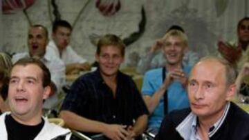 <b>LA CÚPULA RUSA. </b>Medvedev y Putin, reunidos en un bar.