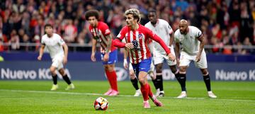 Antoine Griezmann en el momento del impacto su pie de apoyo resbala y manda el balón a las nubes.