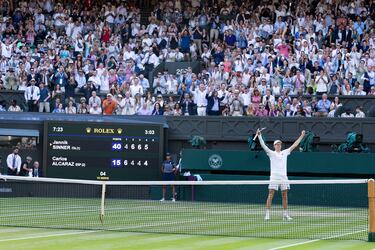 Jannik Sinner alza los brazos tras conseguir su primer título de Wimbledon. El tenista, que sufrió una dura derrota en la final de París contra Carlos Alcaraz, se vengó del tenista español en la final de Wimbledon. Su segundo grande conseguido esta temporada tras su triunfo en Australia.