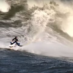 Las olas gigantes de Mavericks, despiertas y descontroladas