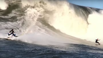 Los surfistas Tim y Luca Stevenson surfeando Mavericks (California, Estados Unidos) y en jet ski en el primer gran swell de la temporada 2021-2022. 