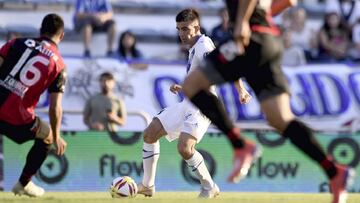 El conjunto de Heinze se adelantó y resistió muchos minutos en inferioridad, pero finalmente un penal dejó el 1-1 definitivo en el partido jugado en Liniers.
