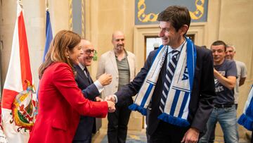 Maider Etxebarria con el presidente del Alavés, Alfonso Fernández de Trocóniz.