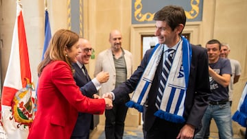 El presidente del Alavés con la alcaldesa de Vitoria y el Diputado General de Álava.