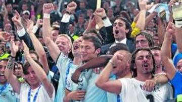 <b>EUFORIA. </b>La plantilla lazial celebra la consecución de la Copa.