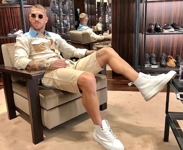 Sergio Ramos celebra su 40º cumpleaños convertido en un icono más allá del terreno de juego. El defensa sevillano, que ha marcado estilo durante dos décadas de carrera, acumula algunos de los looks más virales y comentados del panorama deportivo y mediático.