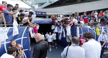 Los jugadores saliendo al campo.