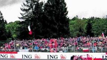 <b>DE PRIMERO A TERCERO EN SPA. </b>Hamilton se benefició de saltarse una chicane para pasar a Kimi.