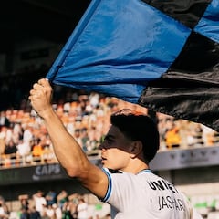Un jugador del Brujas clava la bandera de su equipo tras ganar el derbi contra el Círculo de Brujas